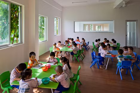 Phương án kiến trúc và phương pháp tiết kiệm năng lượng cơ khí đã được áp dụng bao gồm nhưng không giới hạn: mái xanh, lam chắn từ bê tông đổ tại chỗ, những nguyên vật liệu tái chế, nước nóng từ năng lượng mặt trời…