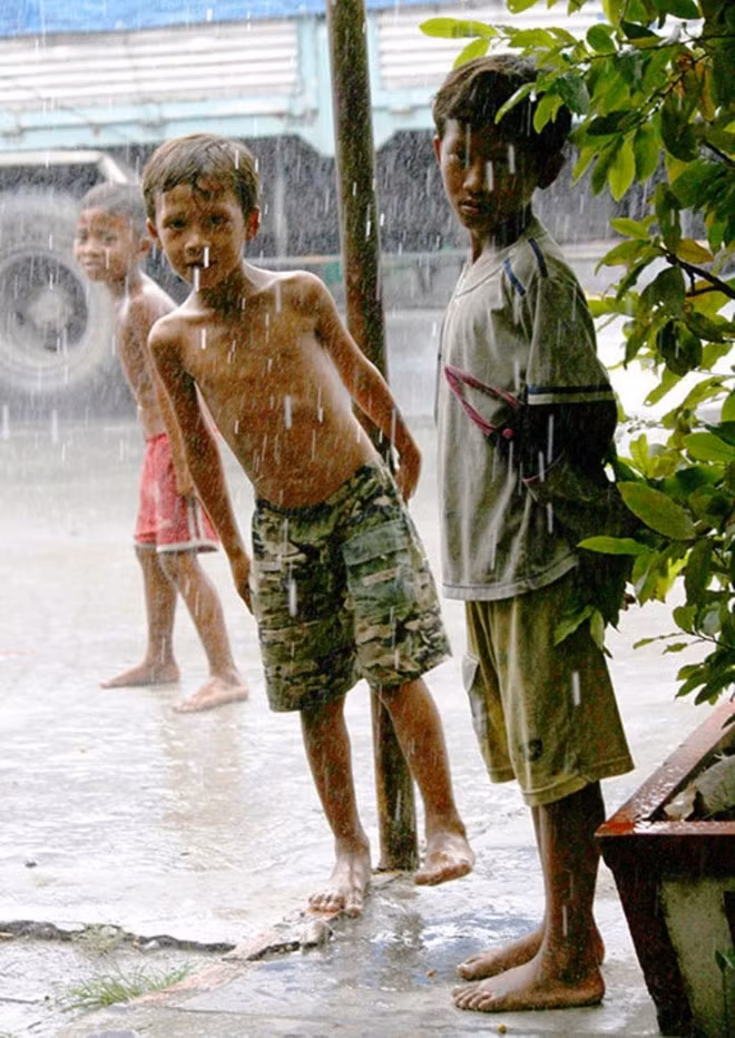 Cuộc sống nay đây mai đó, việc tắm rửa đôi lúc chỉ trông chờ vào một trận mưa rào hoặc khúc sông nào đó.