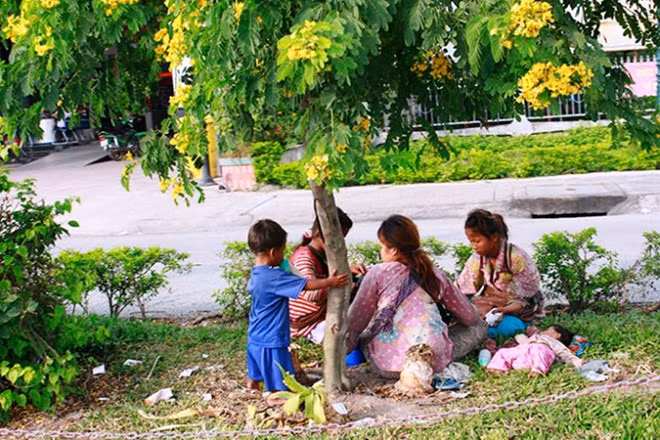 Đặc biệt trong nhóm luôn có một hoặc hai phụ nữ lớn tuổi dẫn dắt. Họ thường đứng xa xa quan sát những đứa trẻ và thu tiền mà chúng kiếm được. Hễ đứa nào không chịu ra đường xin sẽ bị những phụ nữ ngồi trong chỗ kín đáo ra quát tháo, đánh mắng. Trong ảnh: “Công cụ” kiếm tiền nằm vất vưởng trong khi những đứa lớn vô tư đánh bài