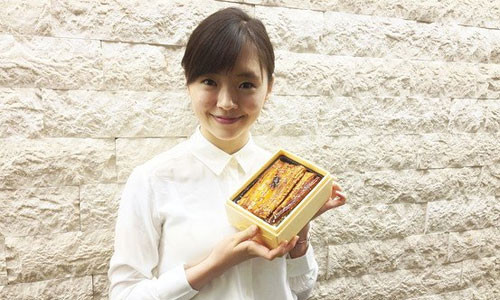 Người mẫu đưa cơm trưa – một dịch vụ mới có tên gọi là Platinum Lunch tại Tokyo (Nhật Bản). Công ty mở dịch vụ Platinum Lunch sẽ chỉ nhận đơn đặt hàng từ các khách hàng doanh nghiệp và mỗi đơn hàng phải trị giá ít nhất 263 USD (gần 5,6 triệu đồng). Những người giao hàng là người mẫu hay các nữ diễn viên ký hợp đồng với Platinum Production, một trong những công ty đào tạo tài năng ở Nhật Bản. Họ đều được đào tạo để cung cấp dịch vụ lịch sự và chu đáo. Thậm chí, họ còn phải nghiên cứu thành phần các món ăn để giải thích thực đơn cho khách hàng. Người mẫu đưa cơm trưa – một dịch vụ mới có tên gọi là Platinum Lunch tại Tokyo (Nhật Bản). Công ty mở dịch vụ Platinum Lunch sẽ chỉ nhận đơn đặt hàng từ các khách hàng doanh nghiệp và mỗi đơn hàng phải trị giá ít nhất 263 USD (gần 5,6 triệu đồng). Những người giao hàng là người mẫu hay các nữ diễn viên ký hợp đồng với Platinum Production, một trong những công ty đào tạo tài năng ở Nhật Bản. Họ đều được đào tạo để cung cấp dịch vụ lịch sự và chu đáo. Thậm chí, họ còn phải nghiên cứu thành phần các món ăn để giải thích thực đơn cho khách hàng.