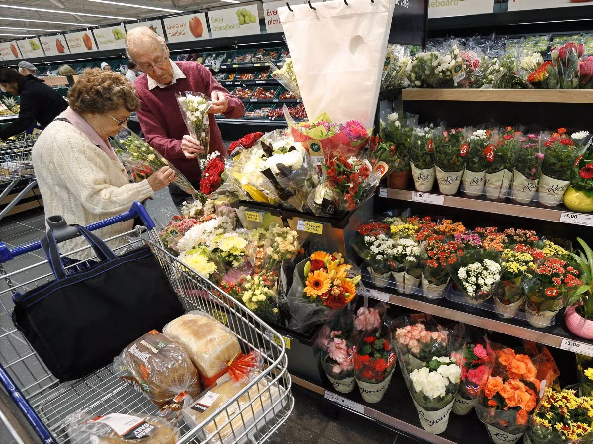 Hoa và bánh nướng thường được đặt phía trước của cửa hàng vì hương vị hấp dẫn của chúng sẽ kích hoạt tuyến nước bọt, làm cho bạn muốn mua hơn.