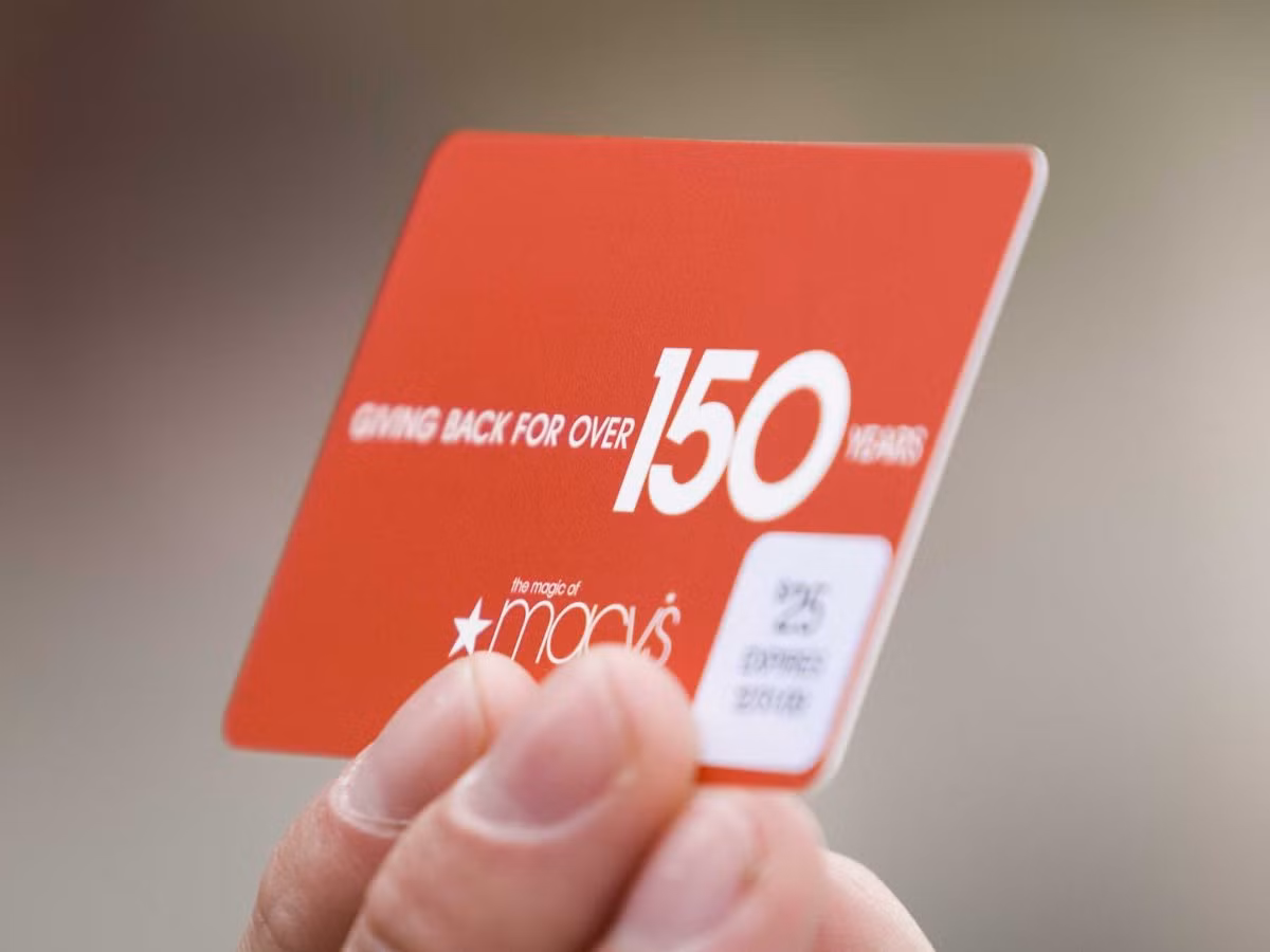 Cuối cùng, siêu thị thường cấp các loại thẻ mua sắm. Thẻ này thường dành cho các khách hàng thường xuyên mua sắm tại cửa hàng. Thông qua đó, các cửa hàng có được thông tin cá nhân của khách hàng và gửi các chương trình giảm giá nhằm kích cầu mua sắm.