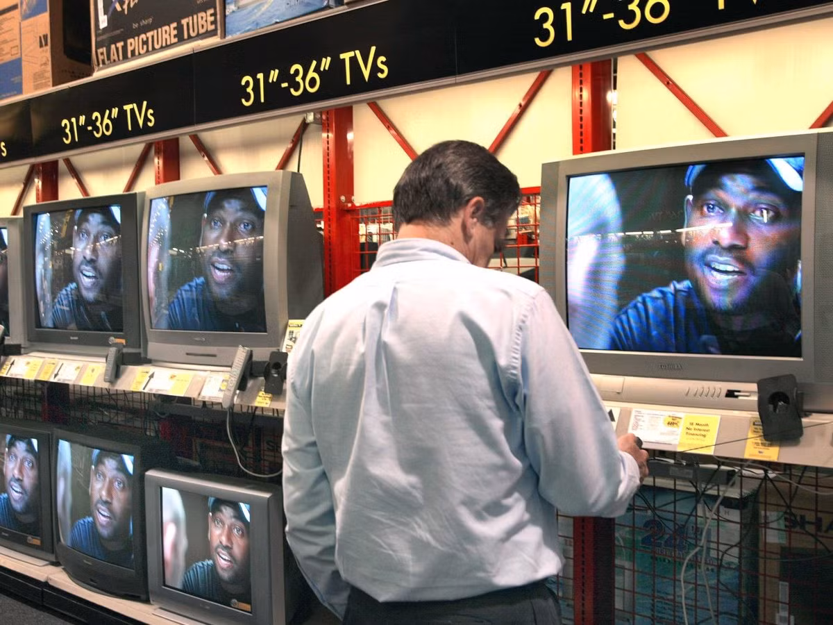 Các cửa hàng đều đặt những món đồ ở ngang tầm mắt để khuyến khích khách hàng mua. Đặc biệt là các mặt hàng được ưa chuộng thường được đặt ở cuối lối đi.