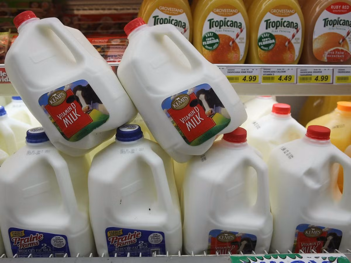 Các siêu thị thường sắp xếp các sản phẩm sữa và yếu tố cần thiết khác ở các gian hàng khuất hơn để buộc bạn phải đi qua toàn bộ cửa hàng mới có thể tiếp cận chúng.