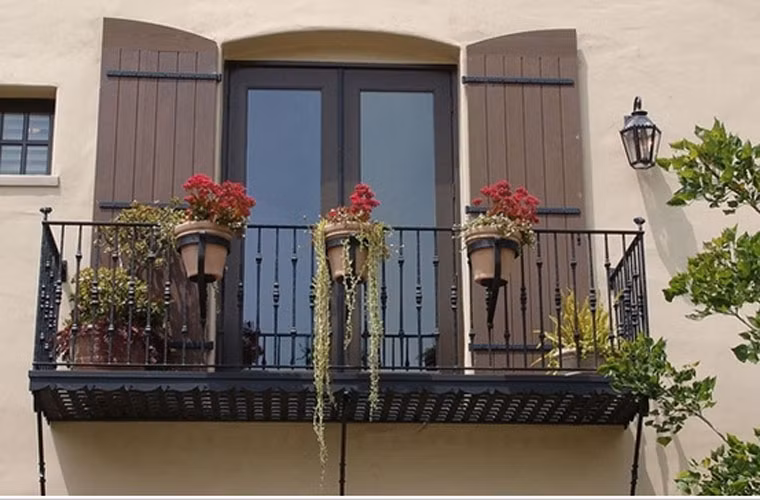 Với những kiến trúc nhà cổ điển, việc gắn các chậu hoa vào ban công cũng là một ý tưởng rất hay.