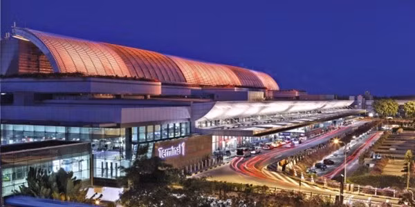 Với hơn 400 giải thưởng và phục vụ hơn 100 hãng hàng không quốc tế, sân bay Changi được công nhận là một trong những sân bay tốt nhất thế giới.