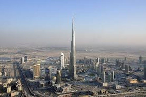 Với chi phí xây dựng 1,5 tỷ USD, Burj Khalifa là một trong những công trình đắt nhất trên thế giới. Cao ốc nổi tiếng nhất tại Dubai này cao gần 830m, 163 tầng với tổng diện tích sàn 39.473 m2. Công trình đắt đỏ này tốn tới 6 năm để hoàn thành. Được thiết kế bởi Skidmore, Owings và Merrill, cao ốc này từng được trao giải thưởng Cao ốc tốt nhất tại Trung Đông và châu Phi năm 2010.