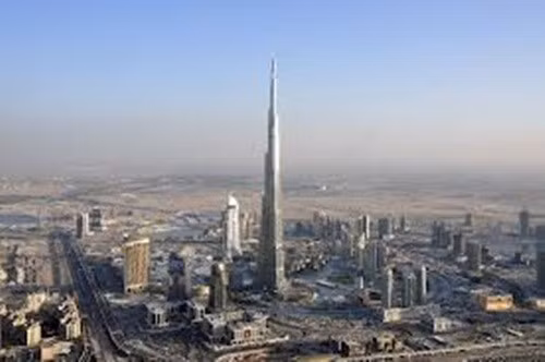 Với chi phí xây dựng 1,5 tỷ USD, Burj Khalifa là một trong những công trình đắt nhất trên thế giới. Cao ốc nổi tiếng nhất tại Dubai này cao gần 830m, 163 tầng với tổng diện tích sàn 39.473 m2. Công trình đắt đỏ này tốn tới 6 năm để hoàn thành. Được thiết kế bởi Skidmore, Owings và Merrill, cao ốc này từng được trao giải thưởng Cao ốc tốt nhất tại Trung Đông và châu Phi năm 2010.