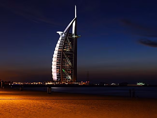 Burj al Arab - Dubai, United Arab Emirates. Burj Al Arab là khách sạn xa hoa nhất Dubai được gán mác 7 sao với rất nhiều kỷ lục, như tổng chi phí xây dựng 1,6 tỷ USD, giá phòng một đêm lên tới 18.000 USD. Tòa nhà có hình dáng một con thuyền với nhiều khu vực được dát vàng lá 22 kara và 24.000 m2 đá cẩm thạch.
