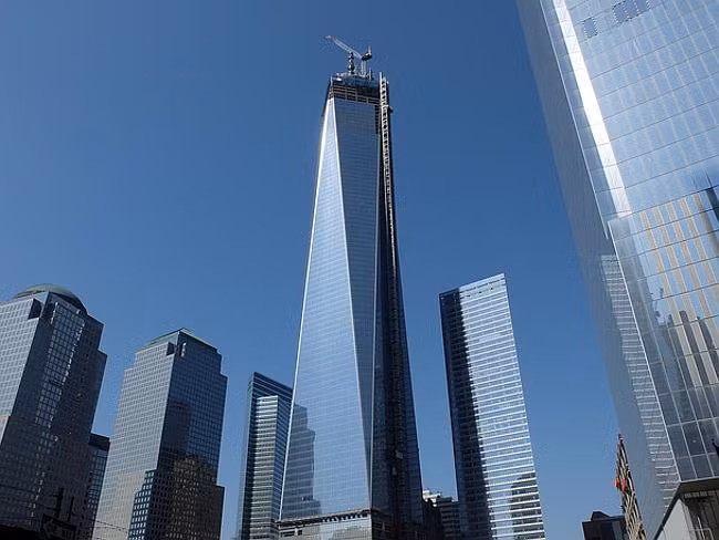 One World Trade Center hay còn gọi là Freedom Tower (Tháp tự do), tại thành phố New York, Mỹ. Trung tâm thương mại cao tới 546 m này có tổng chi phí xây dựng khoảng 4,3 tỷ USD. Với 104 tầng và 71 thang máy, Freedom Tower được công nhận là tòa tháp cao nhất New York và Tây bán cầu. Tháp tự do gồm khu văn phòng, nhà hàng, bãi đậu xe và ban công quan sát (ở độ cao 383m) trên tổng diện tích sàn là 241.000 m2.