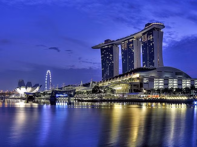 Marina Bay Sands (Singapore) xứng tầm là tòa nhà đắt nhất thế giới với kiến trúc sang trọng và những dịch vụ xa hoa. Marina Bay Sands là tòa nhà tọa lạc trên 15,5 ha đất với tổng diện tích sàn lên tới 581.000 m2. Đây là tòa nhà thương mại bao gồm các khu vực kinh doanh, mua sắm, khách sạn nghỉ dưỡng kết hợp casino với tổng đầu tư là 5,7 tỷ USD (gần 120 nghìn tỷ đồng). Tọa bên bờ vịnh Marina của Singapore Marina Bay Sands chính thức đi vào hoạt động từ 27/4/2010.