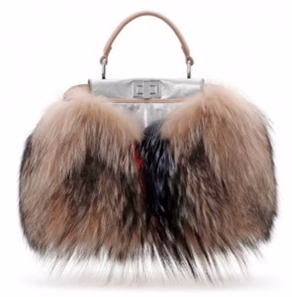 10. Peekaboo Mini Fur Satchel của hãng Fendi, giá 7.150 USD. Da và lông cáo là 2 chất liệu chính tạo nên chiếc túi nhỏ nhắn chỉ dành riêng cho sự quý phái của thương hiệu Fendi này. Chiếc túi có một dây đeo có thể tháo rời và điều chỉnh.