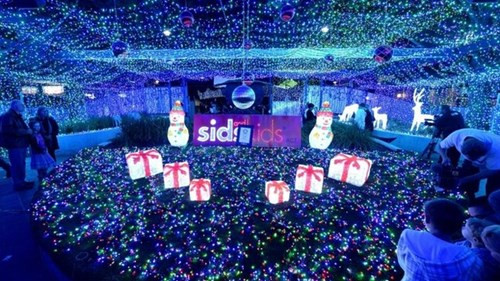 Trung tâm mua sắm Petrie Plaza tại thủ đô Canberra ở Australia đã lập kỷ lục Guiness về số lượng đèn Led chiếu sáng lớn nhất thế giới. Với tổng chiều dài 120km, gần 1,2 triệu đèn Led được thắp sáng. Đây là thành quả của luật sư David Richards và một nhóm tình nguyện viên. Công trình tiếp tục được chiếu sáng để du khách tham quan miễn phí cho tới giao thừa 2015.