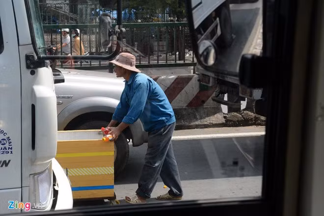 Một số người đẩy cả những thùng xốp lớn có gắn bánh xe ra giữa các làn xe để bán hàng.