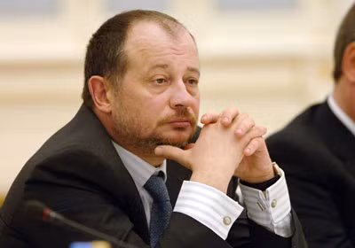 Vladimir Lisin: Chủ tịch kiêm cổ đông lớn nhất của công ty thép Novolipetsk Steel mất 7 tỷ USD, ứng với gần 50% tổng tài sản. Ông một thời là người giàu nhất Nga. Hiện tại, ông Lisin ngồi ghế Phó chủ tịch Ủy ban Olympic Nga và Chủ tịch liên đoàn bắn súng châu Âu.