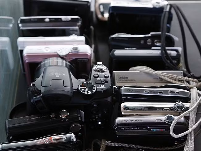 Hàng ngàn máy ảnh được đem đấu giá.