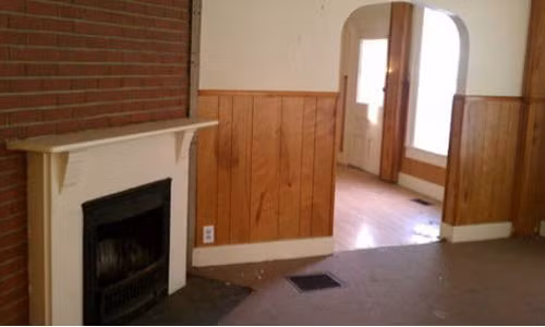 3. Ngôi nhà 175 m2 ở Crawfordsville, bang Indian (Mỹ) được rao bán giá 1 USD (khoảng 22.000 đồng). Ngôi nhà hai tầng 3 phòng ngủ, 2 nhà tắm này được xây từ năm 1990, hiện trong tình trạng khá cũ nát.