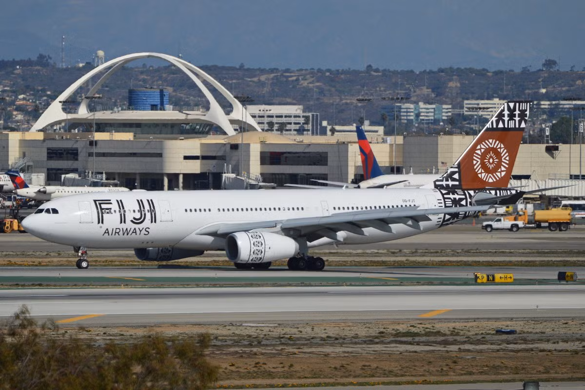 5. Fiji Airways. Hãng Air Pacific đã đổi tên thành Fiji Airways, trở thành hãng hàng không quốc gia của quốc đảo Fiji. Họa tiết ngoài máy bay của hãng là hình ảnh biểu trưng của các bộ lạc, thể hiện nền văn hóa giàu bản sắc của quốc đảo này.