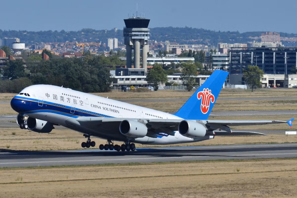 14. China Southern Airlines. Có trụ sở tại thành phố Quảng Châu, Trung Quốc, hãng hàng không China Southern Airlines nổi bật với viền quanh và đuôi máy bay màu xanh dương, kết hợp với hình ảnh bông hoa gạo đỏ rực.