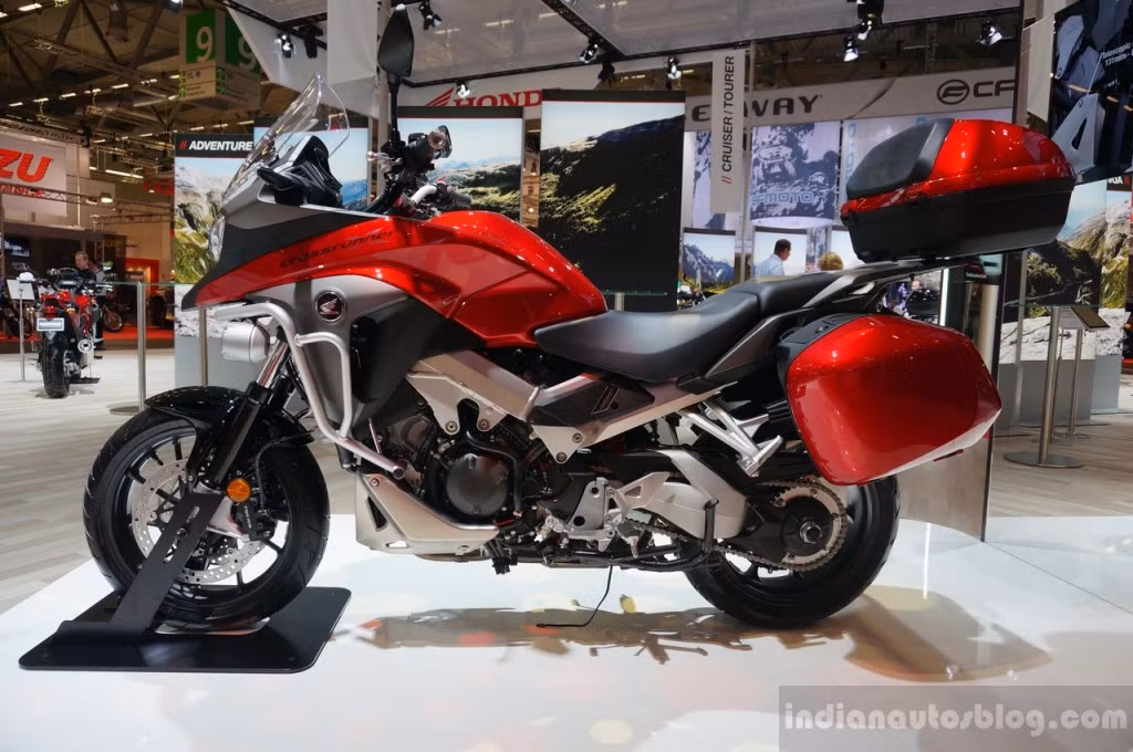 Tại sự kiện này, Honda cho ra mắt VFR800X Crossrunner 2015.