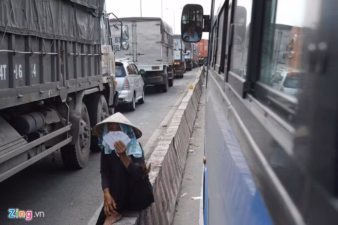 Những người bán vé số cũng kéo về khu vực này để cầu may.