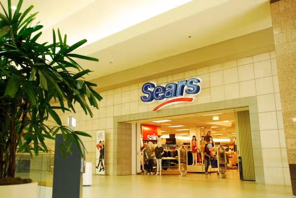 Cửa hàng thời trang cao cấp trong khu Vallco Shopping Mall.