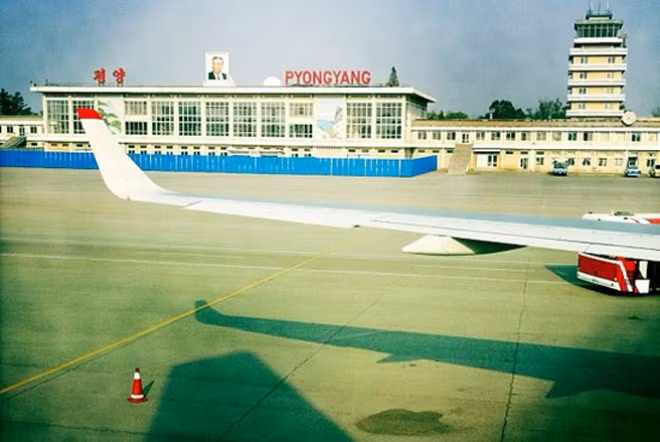 Cùng xem một số hình ảnh về khu sân bay quốc tế Sunan ở Bình Nhưỡng mà Triều Tiên đang sử dụng. Ngay khi đặt chân tới sân bay quốc tế Sunan, du khách đã nhìn thấy một bức chân dung lớn của nhà cố lãnh đạo Triều Tiên Kim Nhật Thành.