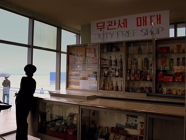 Cửa hàng mua sắm đồ quà tặng miễn thuế tại sân bay Bình Nhưỡng cũ.