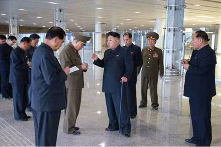 Trong chuyến thị sát công trình nhà ga sân bay quốc tế mới tại Bình Nhưỡng, lãnh đạo Triều Tiên Kim Jong-un đã ra lệnh ngừng việc xây dựng, do thiết kế nhìn giống “bản sao” một công trình nước ngoài. Trong chuyến thị sát công trình nhà ga sân bay quốc tế mới tại Bình Nhưỡng, lãnh đạo Triều Tiên Kim Jong-un đã ra lệnh ngừng việc xây dựng, do thiết kế nhìn giống “bản sao” một công trình nước ngoài.