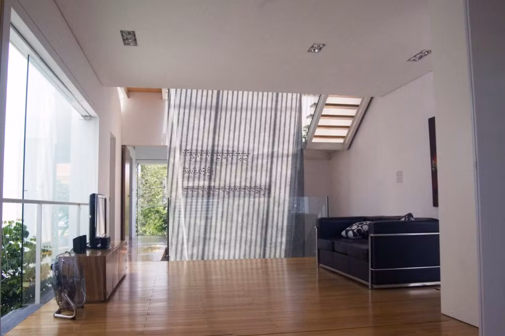 Căn nhà nhận được nhiều ánh sáng tự nhiên nhờ cửa kính lớn...