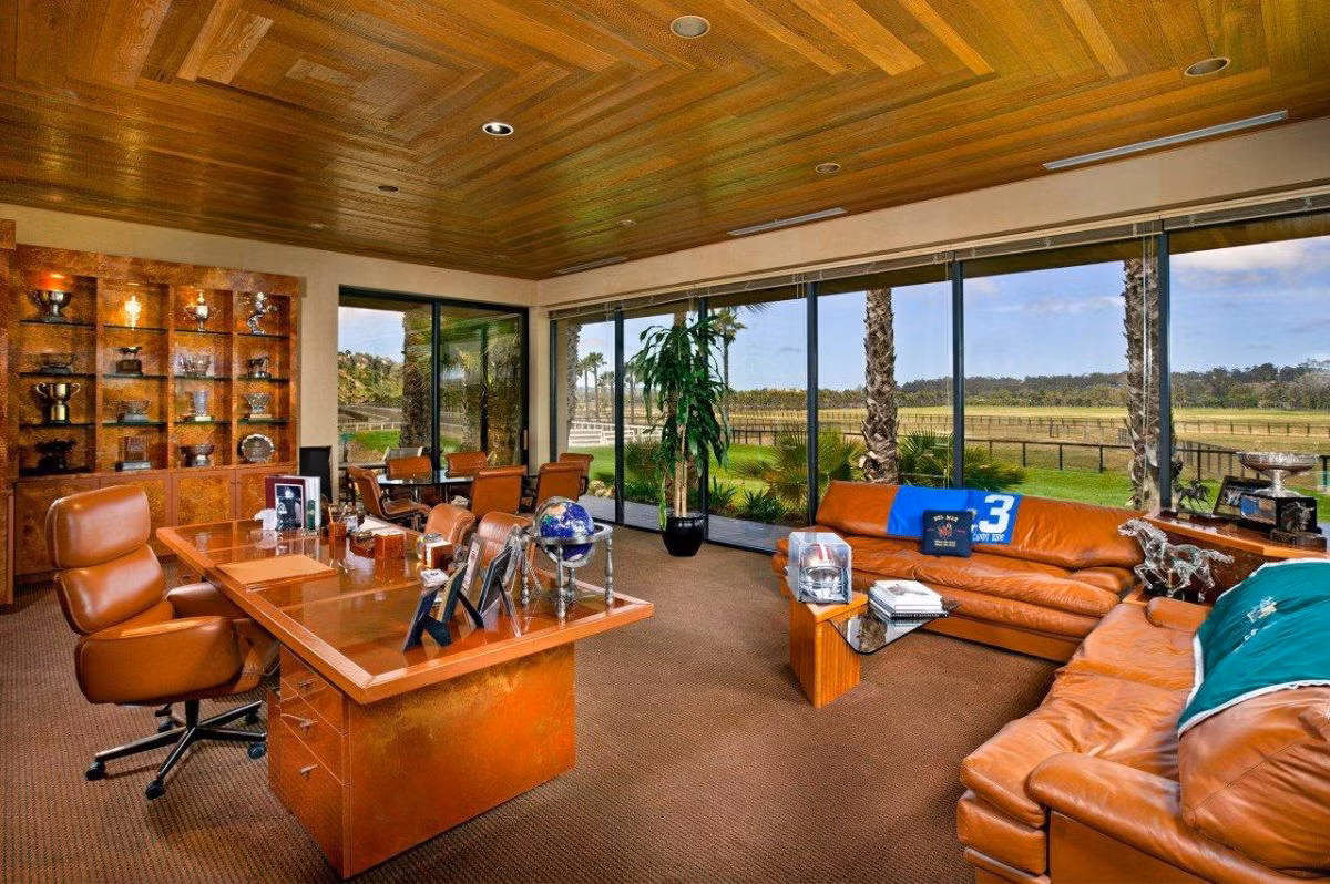 Cộng với một văn phòng và phòng của bác sĩ thú y.