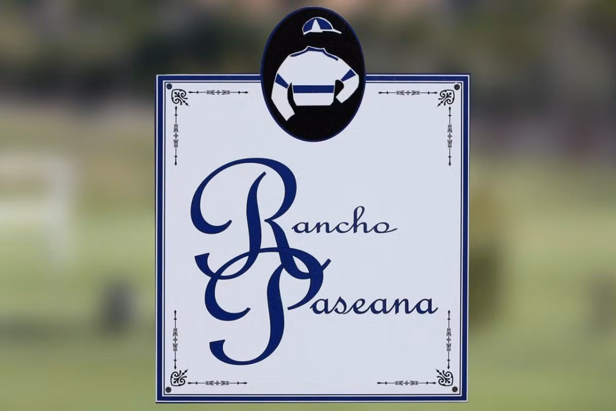 Trang trại có tên Rancho Paseana, bao gồm một đường đua dài 1.200m, nhà dành cho khách, văn phòng, phòng của bác sĩ thú y, vườn cây ăn quả và năm chuồng ngựa. Con gái Bill Gates Jennifer thường xuyên tham gia vào các cuộc thi đua ngựa và gia đình cô cũng sở hữu một trang trại ngựa ở Wellington, Florida.