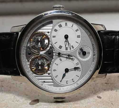  Siêu đồng hồ gần 1 tỷ đầu tiên ở Việt Nam. Siêu đồng hồ Arnold &amp; Son DBG giá 900 triệu đồng được trang bị động cơ lên dây cót bằng tay A&amp;S 1209 độc quyền, được gắn vô số những viên đá quý bên trong động cơ. Hiện, sản phẩm được trưng bày tại showroom của khách sạn Sofitel Metropole, 15 Ngô Quyền, Hà Nội. Mẫu đồng hồ này được thiết kế dành cho đối tượng khách hàng là những doanh nhân, đại gia giàu có, thường xuyên phải đi công tác nước ngoài.