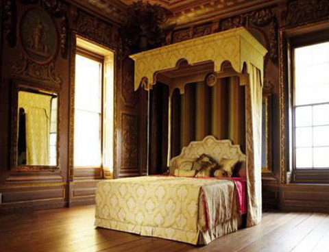  Chiếc giường trị giá 6 tỷ đồng của đại gia Lê Ân. Được sản xuất bởi những người thợ lành nghề bậc nhất và phải mất 700 giờ để hoàn thiện, chiếc giường Hoàng gia của "đại gia chơi ngông" Lê Ân đã gây sốt dư luận. Tháng 8/2013, Lê Ân đại gia 75 tuổi ở Vũng Tàu cho biết ông chi gần 6 tỷ đồng để mua một chiếc giường. Ông Lê Ân cho biết, “siêu giường” đắt nhất thế giới mà ông đặt mua của hãng Savoir Beds (Anh) đã được nhà sản xuất gửi bằng đường hàng không về Việt Nam. Chiếc giường được sản xuất trong thời gian 3 tháng và có thời gian bảo hành lên đến 25 năm.