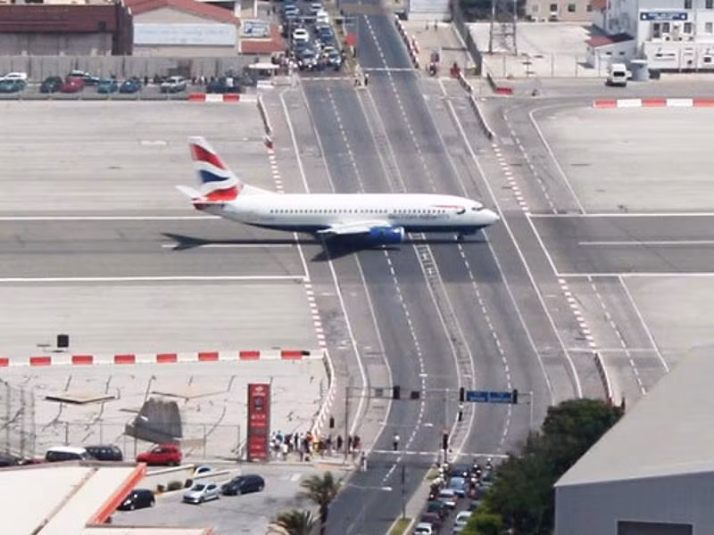 4. Sân bay quốc tế Gibraltar, Gibraltar. Do thiếu không gian phẳng đồng nghĩa với việc khó có thể xây một sân bay riêng ở đây, sân bay duy nhất của Gibraltar, rộng chỉ 6,8km2, cắt ngang với Đại lộ Winston Churchill - con đường đông đúc nhất trên đảo này. Vì sự bất tiện này, giao thông buộc phải dừng lại mỗi khi có máy bay hạ cánh.