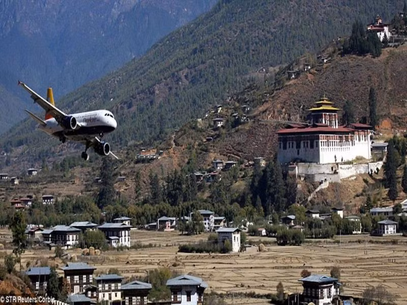 10. Sân bay Paro, Bhutan. Paro là sân bay quốc tế duy nhất của Bhutan, quốc gia nhỏ bé dưới chân dãy Himalayas. Chỉ có 8 phi công được cấp phép hạ cánh tại Paro. Khi đáp xuống phi trường này, các phi công cũng luôn gặp phải thử thách bởi họ vừa phải giữ máy bay thăng bằng trước những luồng gió mạnh trong thung lũng, vừa phải điều khiển phi cơ lách qua những ngôi nhà gần đường băng.