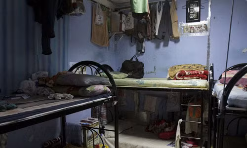 Dubai là một tiểu vương quốc đồng thời cũng là tên thành phố lớn nhất tiểu vương quốc này, nằm ở phía Nam của vịnh Ba Tư thuộc bán đảo Ả Rập. Khi chưa đặt chân tới đây, nhiều người vẫn nghĩ tới một Dubai tráng lệ, nổi tiếng với những tòa nhà cao tầng mọc lên san sát.