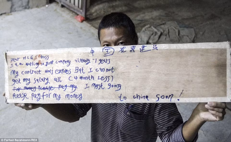 Một công nhân người Trung Quốc đã gọi Farhad vào phòng và cho xem một tấm bảng gỗ ghi chữ: “Thưa ông chủ, tôi đã làm việc cho công ty của ông một năm rồi. Hợp đồng đã hết nhưng tôi vẫn chưa nhận được lương quá 4 tháng. Làm ơn hãy trả lương cho tôi để tôi quay trở về Trung Quốc sớm”.