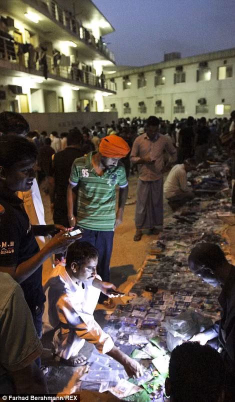 Trong bài viết, Farhad cho biết, những công nhân phải làm việc nhiều giờ trong thời tiết oi bức nhưng nhận được đồng lương rất ít ỏi. Họ bị đưa đến Sonapur, một nơi không có trên bản đồ, để những người sử dụng lao động dễ dàng kiểm soát hơn.