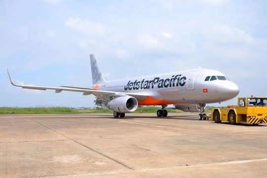 Hình ảnh chiếc máy bay mới của Jetstar Pacific tại sân bay Tân Sơn Nhất. Đây là chiếc máy bay cánh cong thứ 2 tại Việt Nam, do Airbus sản xuất và là chiếc đầu tiên của hãng hàng không giá rẻ Jetstar Pacific.