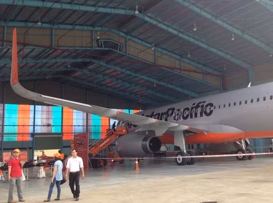 Airbus xuất xưởng và bàn giao chiếc A320 cánh cong cho công ty cho thuê máy bay AWAS và Jetstar Pacific thuê lại vào ngày 20/10 tại Toulouse (Pháp). Sau đó, máy bay này đã bay đến Singapore để sơn logo, nhãn hiệu của hãng Jetstar Pacific trước khi về Việt Nam.