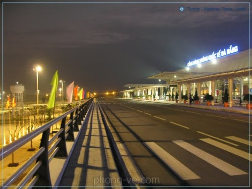 Cuối năm 2011, sân bay quốc tế Đà Nẵng đã xây dựng nhà ga mới trên diện tích gần 14.500 m2, gồm ba tầng và một hầm với tổng diện tích sử dụng 36.600 m2, tổng vốn đầu tư 1.345 tỷ đồng.