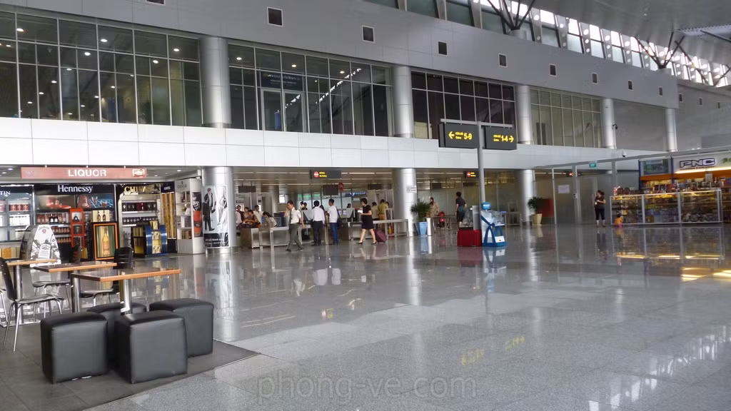 Cụ thể, Dragonair đã khảo sát từ hành khách để bình bầu kết quả về chất lượng dịch vụ tại nhà ga (thái độ nhân viên phục vụ, mỹ quan, hạ tầng và các dịch vụ phi hàng không như: Ăn uống, giải khát tại nhà ga hành khách). Đồng thời, hãng này cũng khảo sát từ phi hành đoàn để đánh giá chất lượng cung cấp phục vụ thương mại mặt đất (cầu dẫn khách, chất lượng xe chở khách, đội ngũ nhân viên phục vụ trực tiếp trên tàu bay).