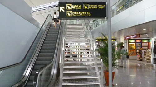 Sân bay quốc tế Đà Nẵng là cảng hàng không lớn nhất của khu vực miền Trung - Tây Nguyên Việt Nam. Hiện có 4 hãng hàng không nội địa và 11 hãng hàng không quốc tế đang có đường bay tại đây.