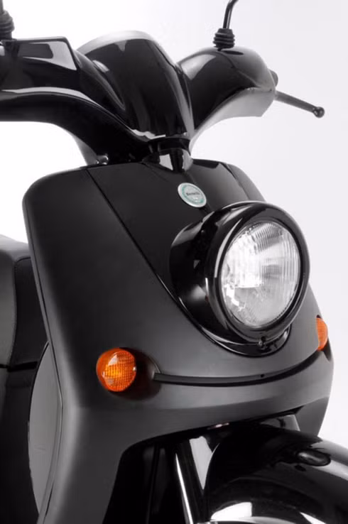 Thiết kế mang vẻ lịch lãm của dòng xe scooter đậm phong cách châu Âu với đèn pha hình mắt ngọc.