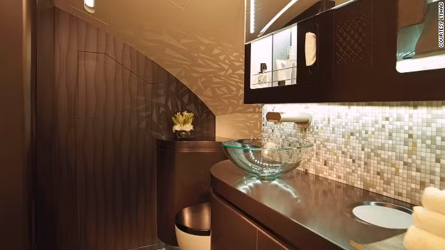 2. Etihad (Các tiểu vương quốc Ả rập thống nhất): Etihad cũng được vinh danh với dịch vụ tốt gồm cả một phòng thay đồ sang trọng, tủ quần áo cá nhân và dãy phòng riêng. Etihad cũng đoạt cả giải thưởng phục vụ tốt cho các chuyến bay đường dài.