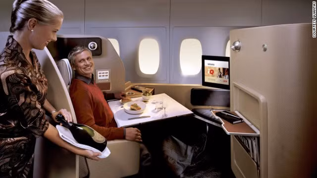 4. Qantas (Australia): Ở vị trí thứ 4, hãng Qantas cũng đạt giải thưởng về dịch vụ cho các chuyến bay trong nước tốt nhất: dịch vụ ăn uống và phòng trà. AirlineRatings cũng dành lời khen ngợi đặc biệt cho sự an toàn của hãng bay này.