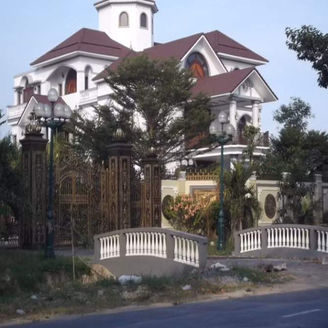 Căn "dinh thự" của ông Truyền được mệnh danh là "hoa hậu" xứ Dừa (ảnh Thanh Lâm).