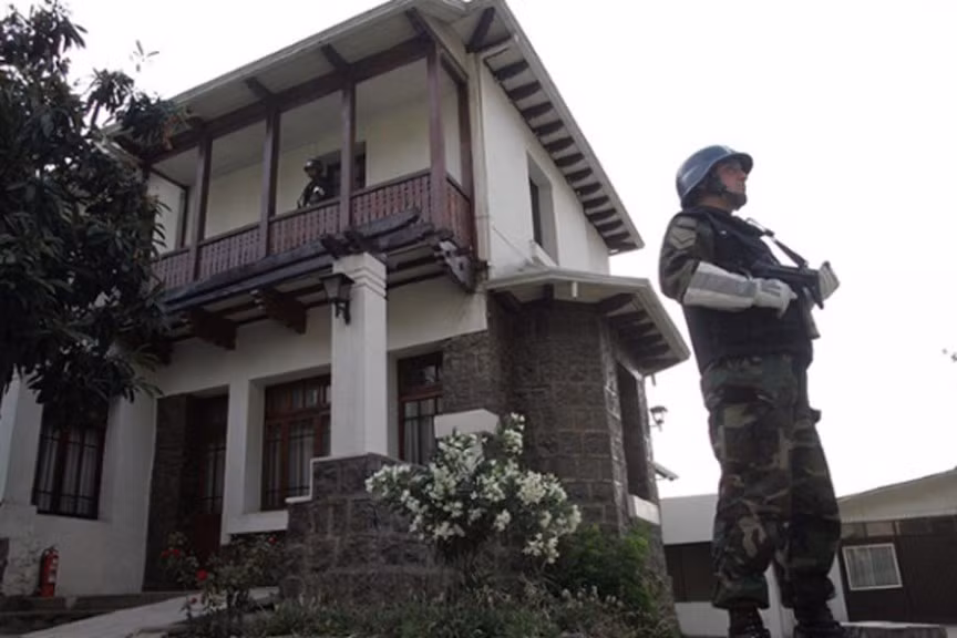 Nhà tù Cordillera (Chile): Nhà tù xa xỉ này có cả sân quần vợt, khu nướng thịt ngoài trời và hồ bơi. Tù nhân được sống trong các khu nhà nhỏ, có phòng tắm nước nóng. Đây là một nhà tù sang trọng dành cho các quan chức quân sự của chính quyền độc tài Augusto Pinochet (1973-1990). Thế nhưng, nhà tù này đã bị đóng cửa vào năm ngoái.