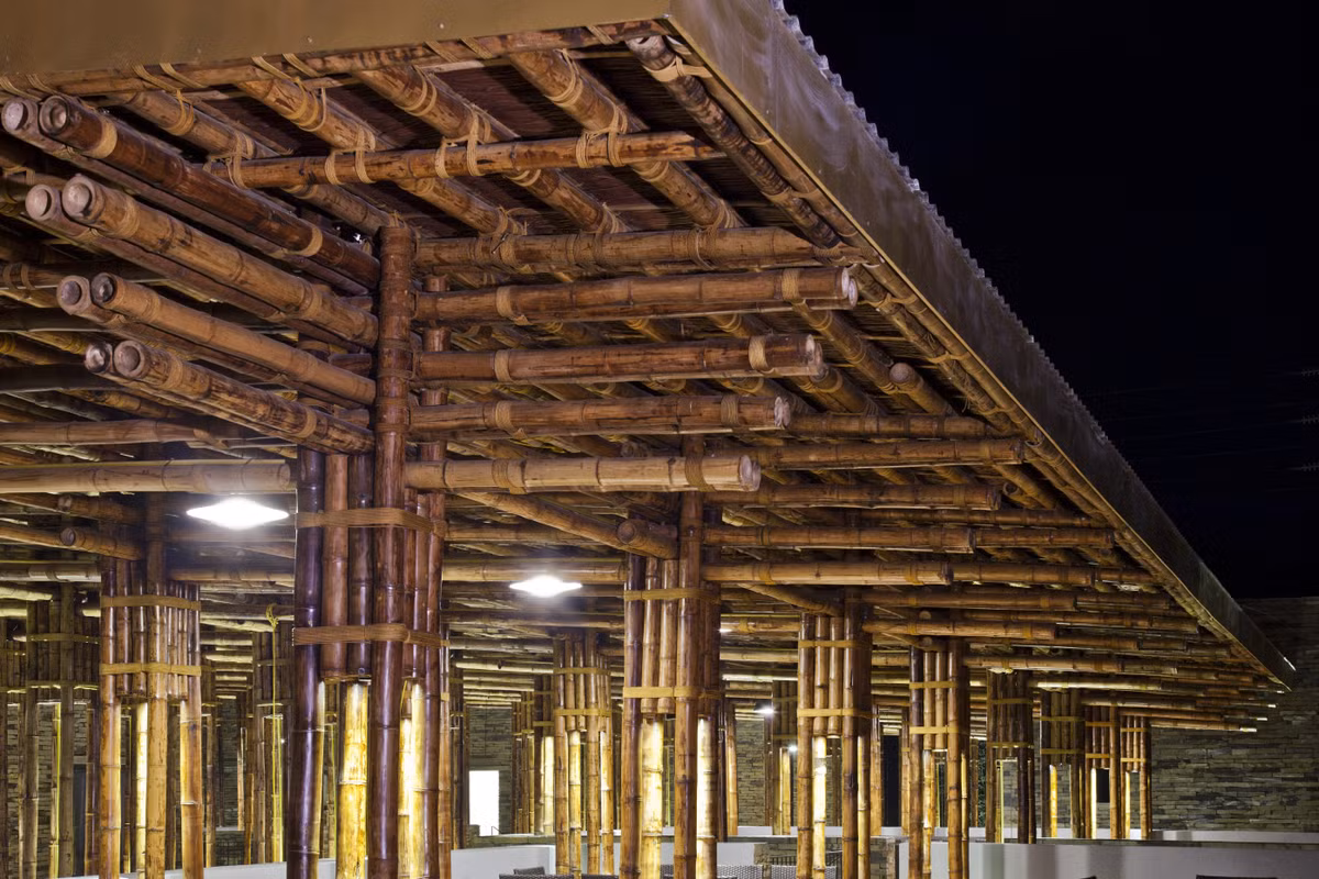 Màu vàng của tre đến cảm giác ấm áp cho nhà hàng miền núi thường se lạnh khi về đêm.